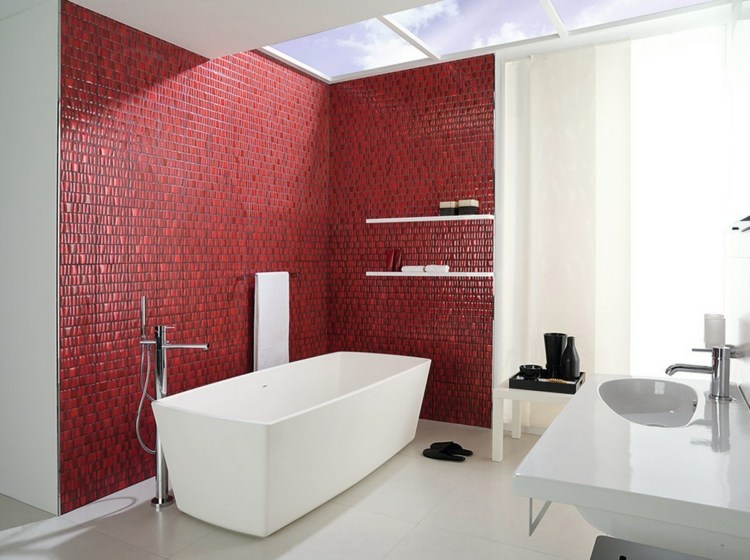 vägg accent badrum röd vit mosaik badkar högglans