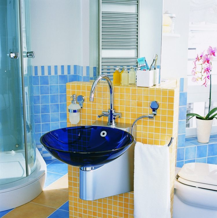 gul blå kontrast kakel färger kombination modern badrum orkidé