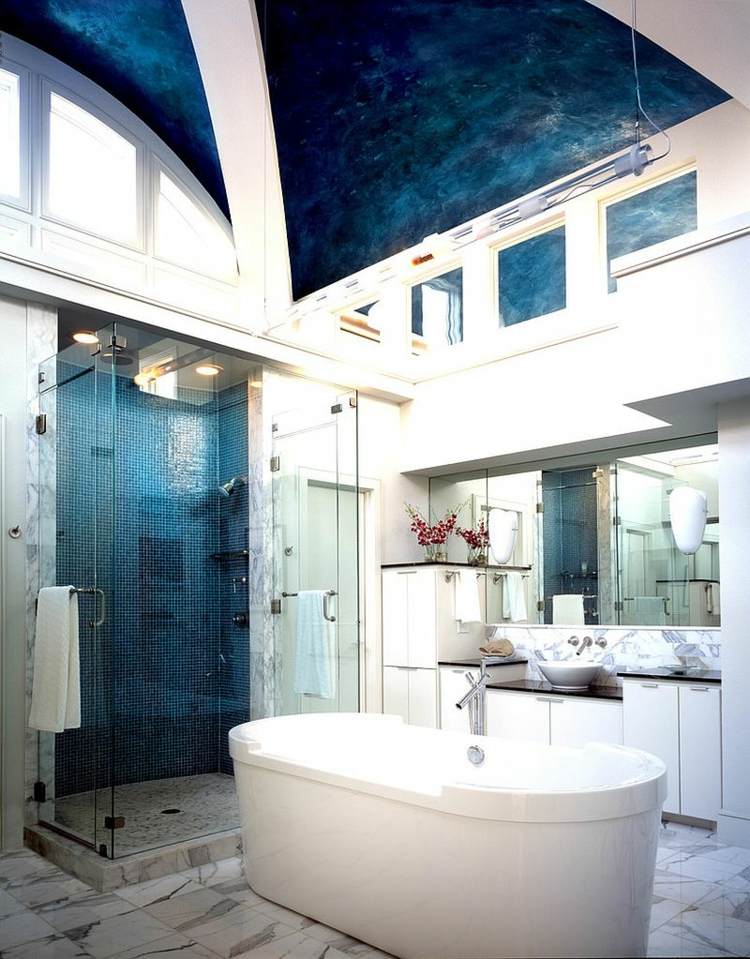 högt tak badrum blå mosaik vit marmor kakelfärgad