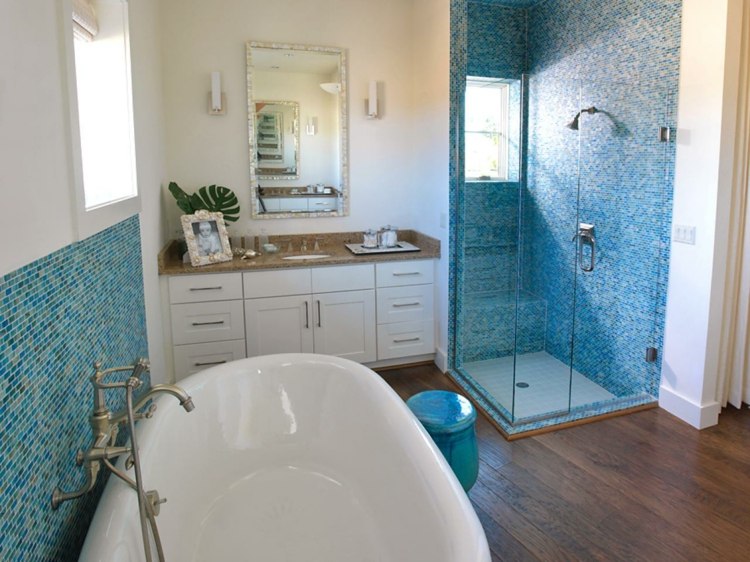 ljusblå maritim inredning badrum parkett mosaikidéer kakelfärger