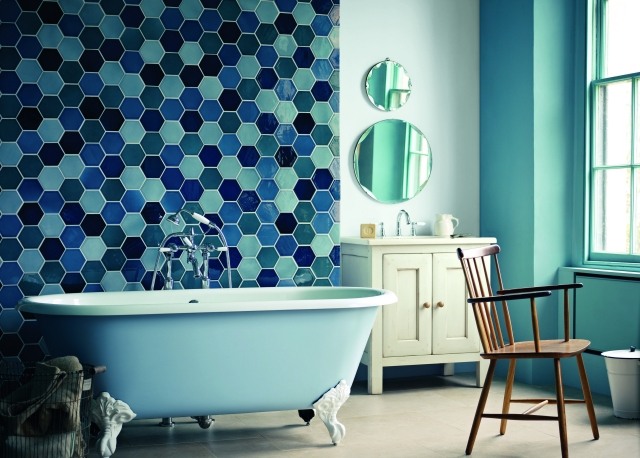 Badrum-vägg-design-sexkantiga-väggplattor-blå-nyanser-snygg
