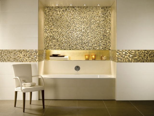Guld-mosaik-kakel-design-i-badrummet-vardagsrum-färger-längs-dusch-armaturer
