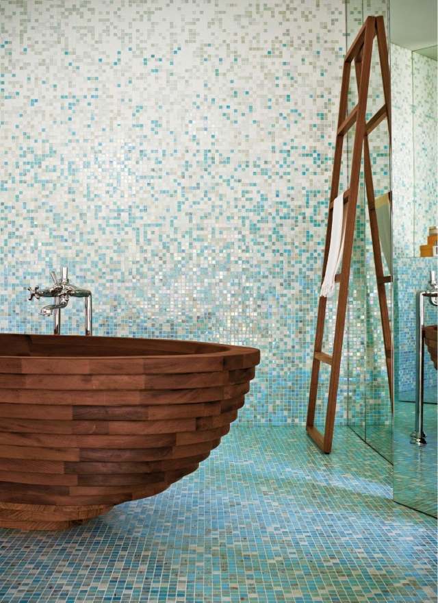 Kakeldesign-i-badrummet-mosaik-harmoniska-färgövergångar