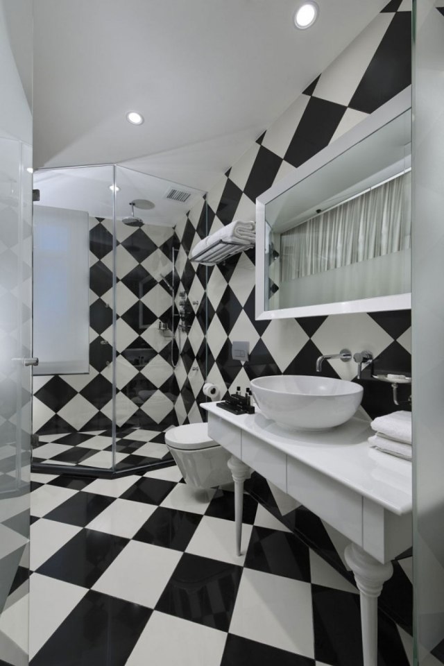 Keramiska plattor-badrum-dusch-svart-vitt-schack
