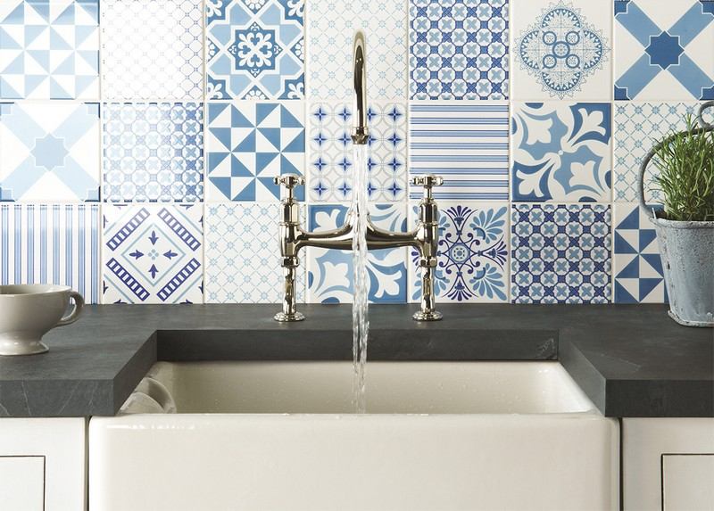 Kakel spegel-kök-modern-design-idéer-blå-väggplattor-originalstil