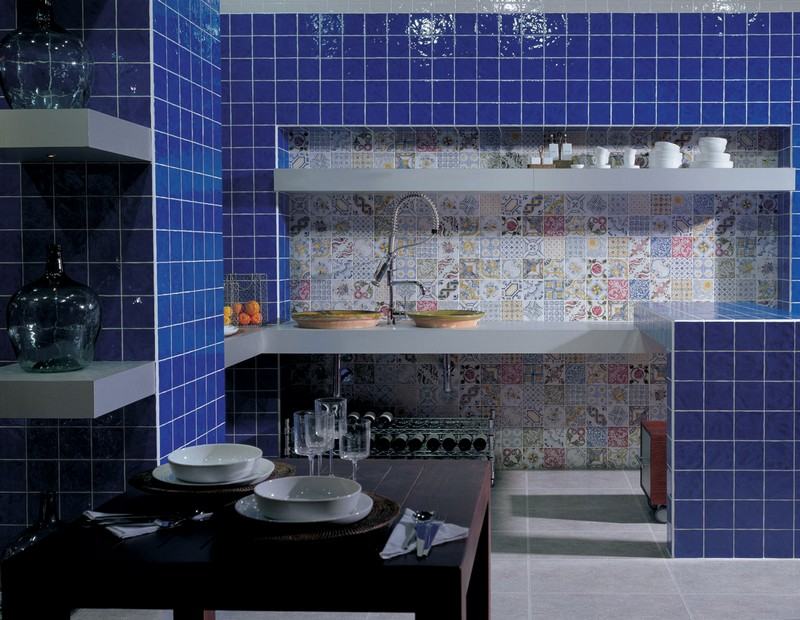 Kakel spegel-kök-blå-färgglad-design-kök bakvägg idéer