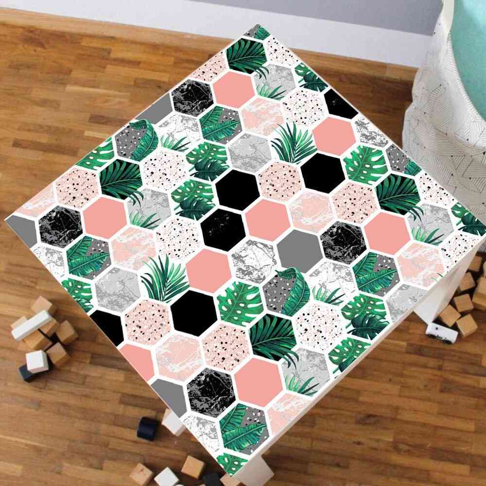 sexkantiga plattor med blommönster och färger på ett litet bord