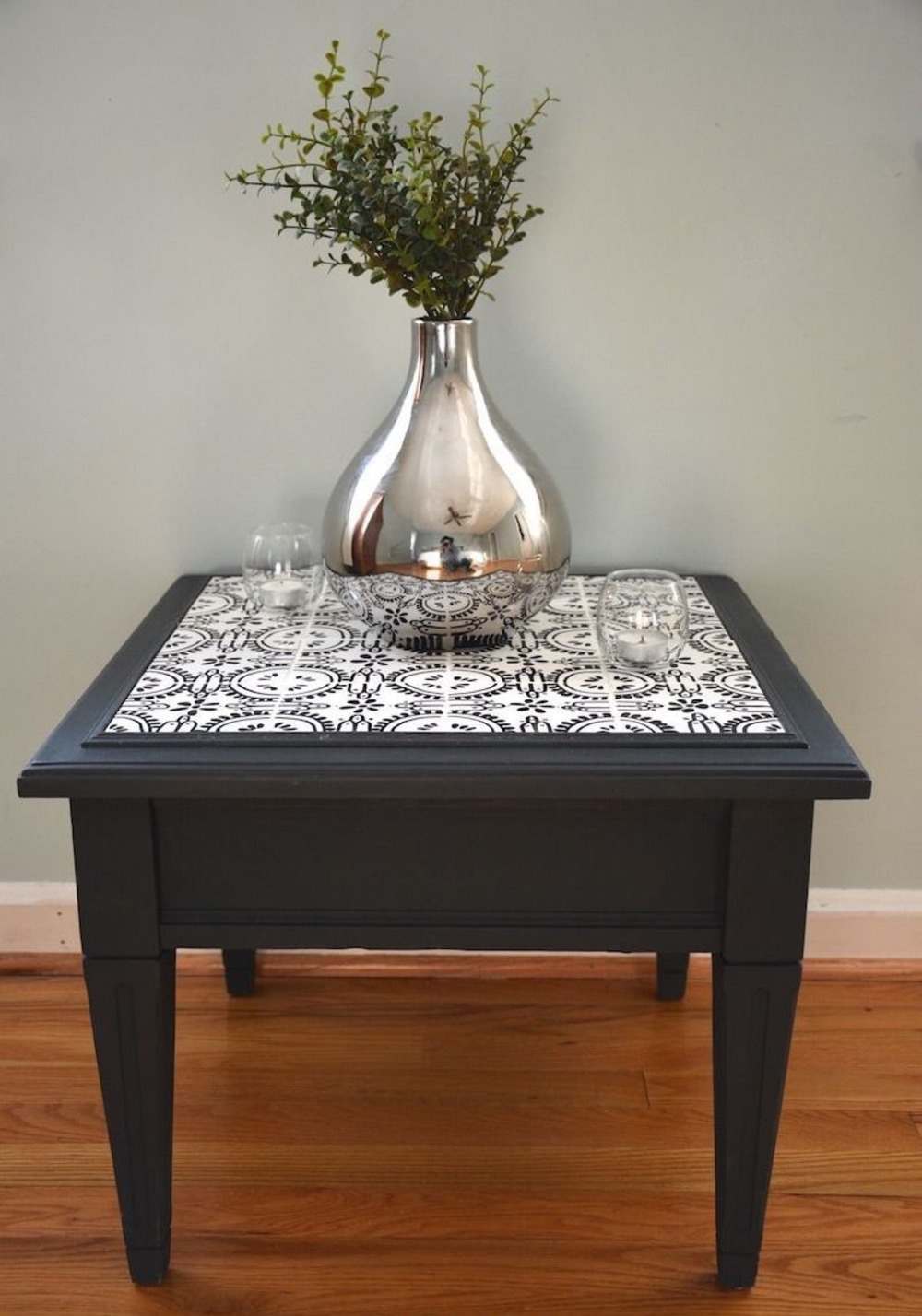 Använd det svarta träbordet med målade vita plattor som ett kaklat bord eller sidobord