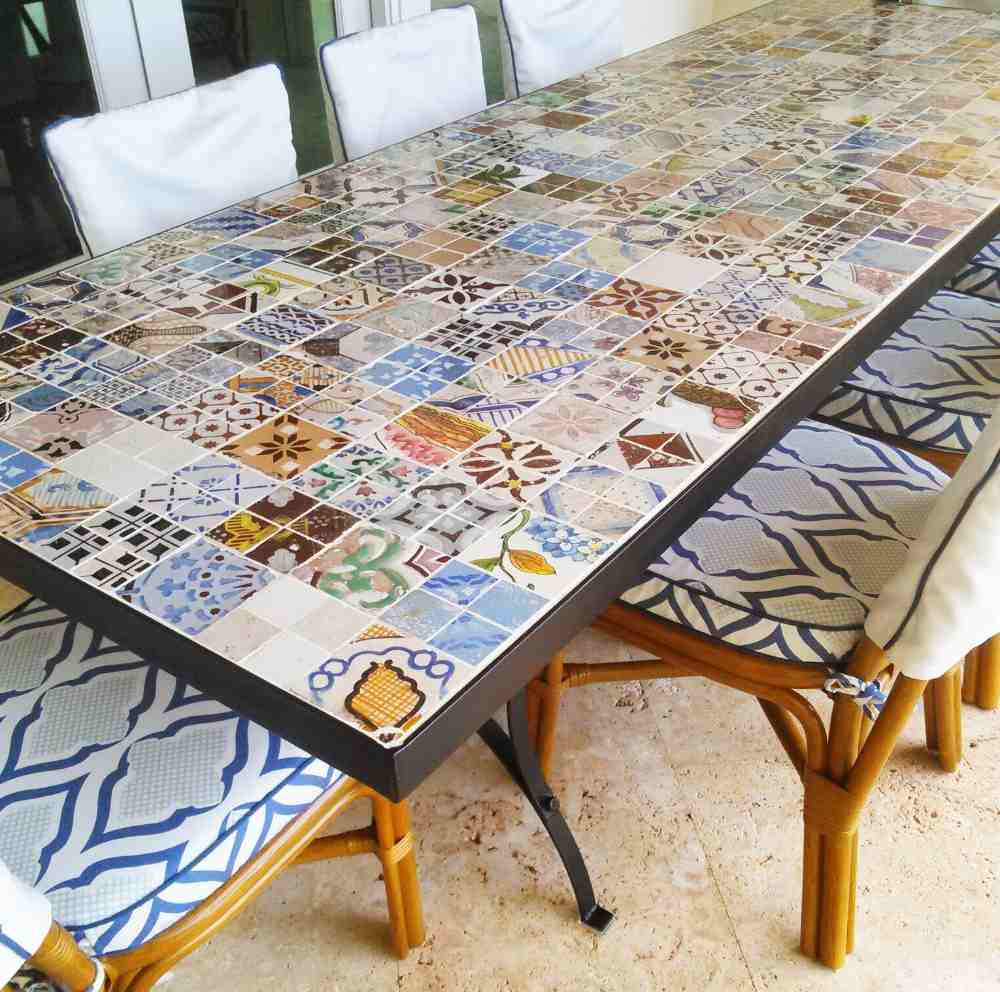 antikt järnbord täckt med små plattor och bearbetat som ett modernt kakelbord