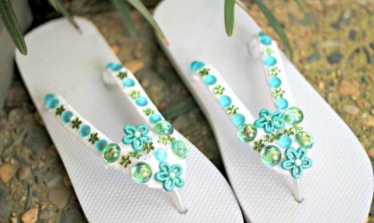 sommar-flip-flops-krydda-upp-vita-turkosa-gröna-paljett-blommor