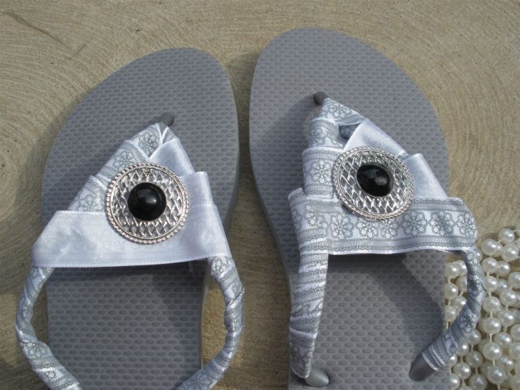 flip-flops-gör-det-själv-grå-vit-band-metall-dekorationer