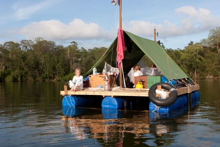 bygga flotte diy projekt instruktionsguide raft ride äventyr färdig plattform massor av fiskebarn baldakin