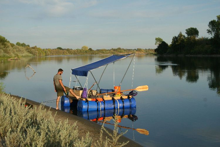 bygga flotta DIY projekt instruktionsguide raft ride äventyr färdig plattform massor av paddelyta