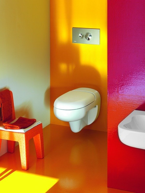 Väggdesign badrumsdesign gul rosa-röd vägghängd toalettryggstöd Laufen
