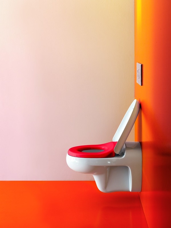 Vägghängd toalett, färgglatt rött toalettlock