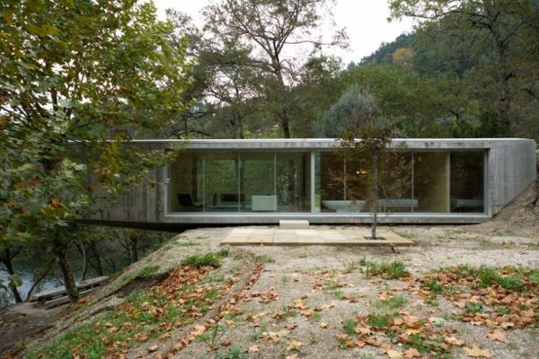minimalistiskt skogshusfönster fram-betong-fasad-terrass-trä