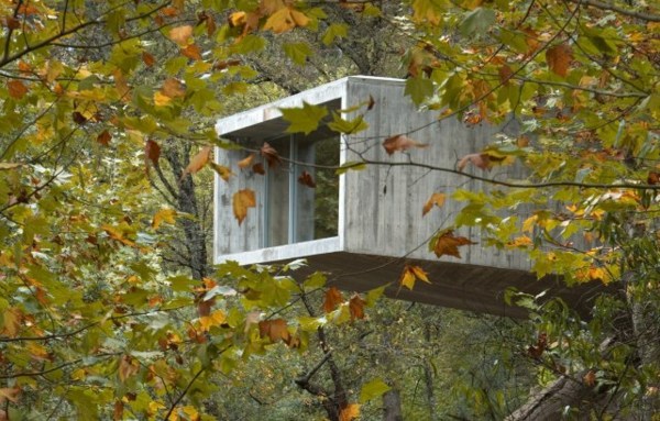 minimalistiskt skogshus -balkon-klippa uthyrning-hus-byggnad-modernt