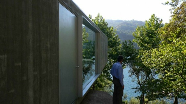minimalistisk-skogshus-grå-fasad-utsikts-sjö