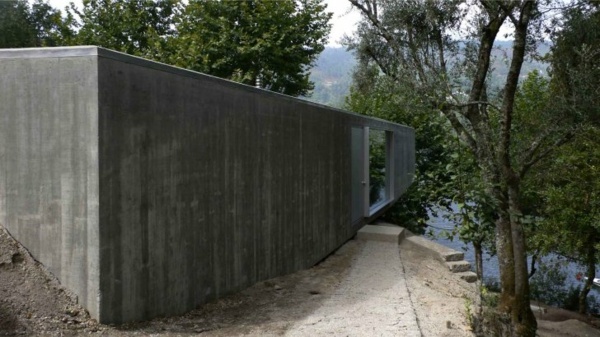 minimalistisk-skog-hus-entré-område-trädgård-stig-dörr-grå