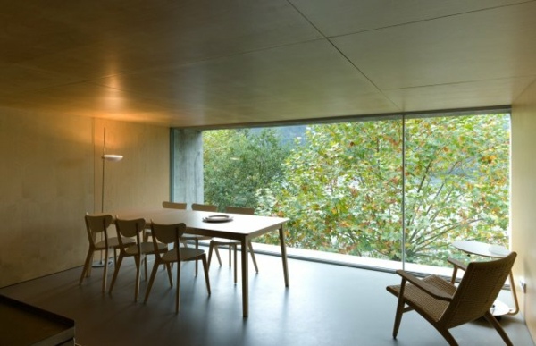 minimalistisk-skog-hus-matsal-vardagsrum-fönster-fram-trä