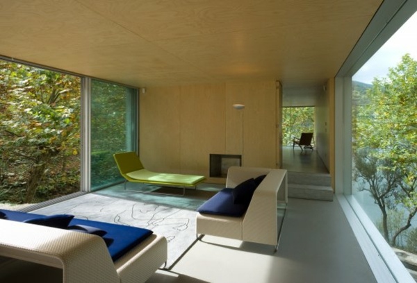 minimalistisk-skog-hus-vardagsrum-inredning-modern-soffa-vit-canapé