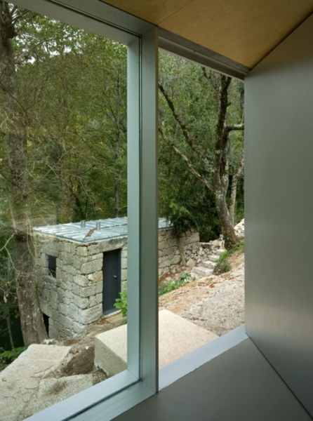 minimalistisk-skog-hus-entré-trädgård-fönster-metall-dörr