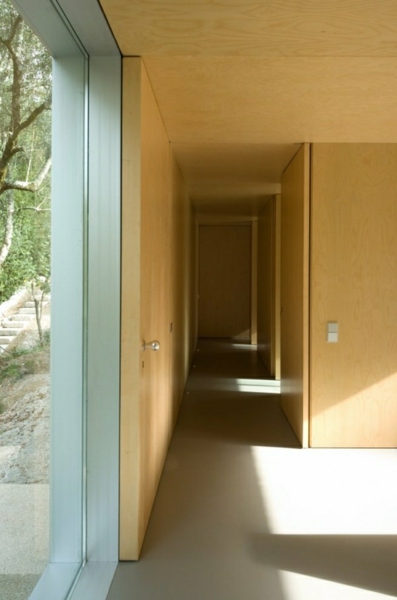 minimalistisk-waldhaus-korridor-väggbeklädnad-trä-varm-atmosfär