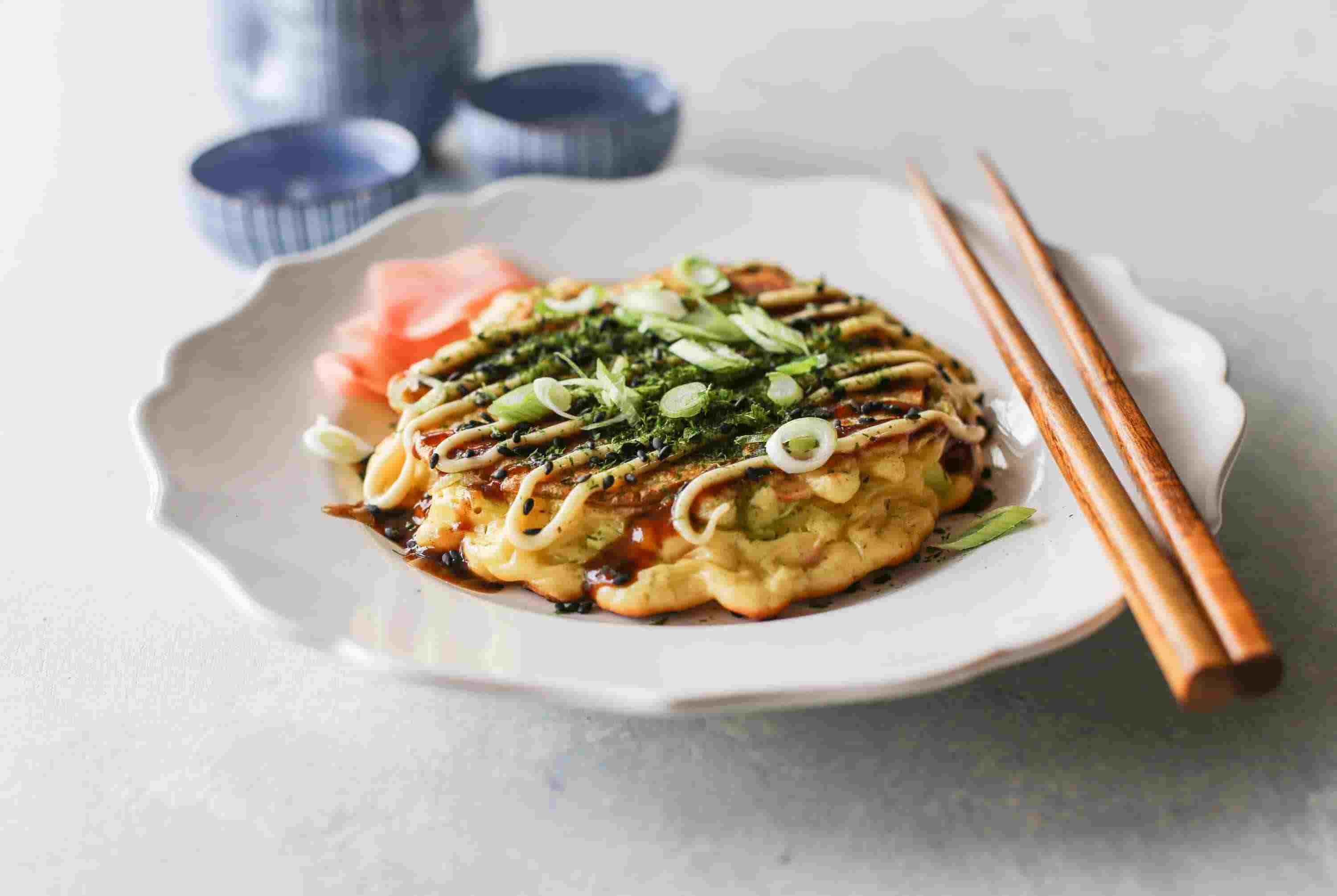 Japanska pannkakor okonomiyaki rejäla frukostidéer