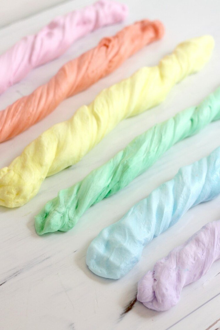 Gör Fluffy Slime själv i pastellfärger med matfärg för regnbågar