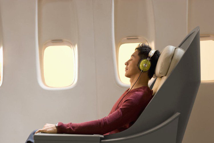 Att övervinna rädslan för att flyga tips råd flygresor fobi hjälp ovan molnen behandla distraktion lyssna på musik läsa en bok