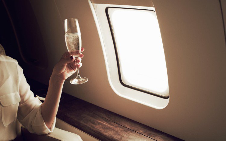 Övervinna rädslan för att flyga tips råd flygresor fobi hjälpa alkohol lindra stress lugna ner slappna av