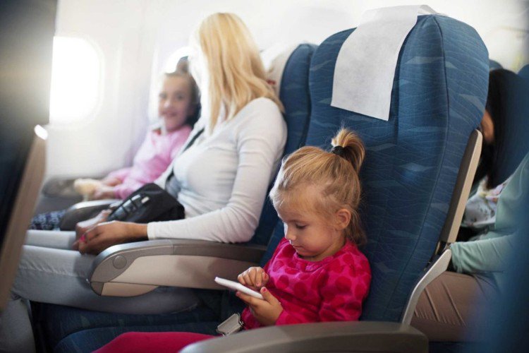 Övervinna rädslan för att flyga tips råd flygresor fobi hjälpa barn mobiltelefon skärm distraherande säte