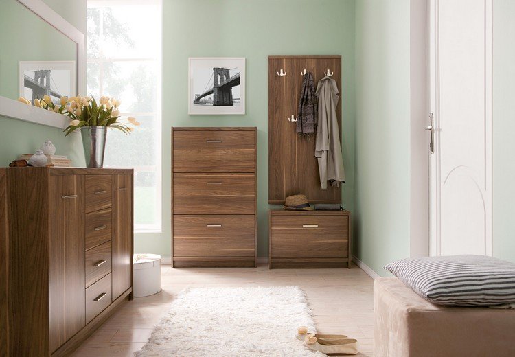 Korridor design målning-mint-grön-valnöt-garderob-set-golv-kakel-trä-look