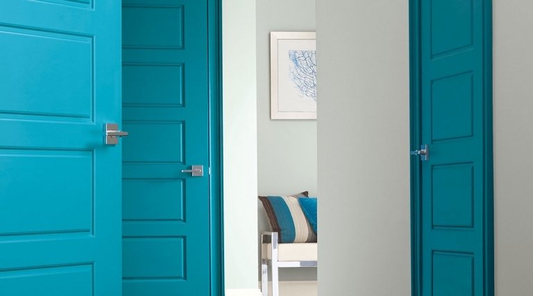 Vilken färg för rumsdörren korridordesign i vita och azurblå väggnyanser kombineras