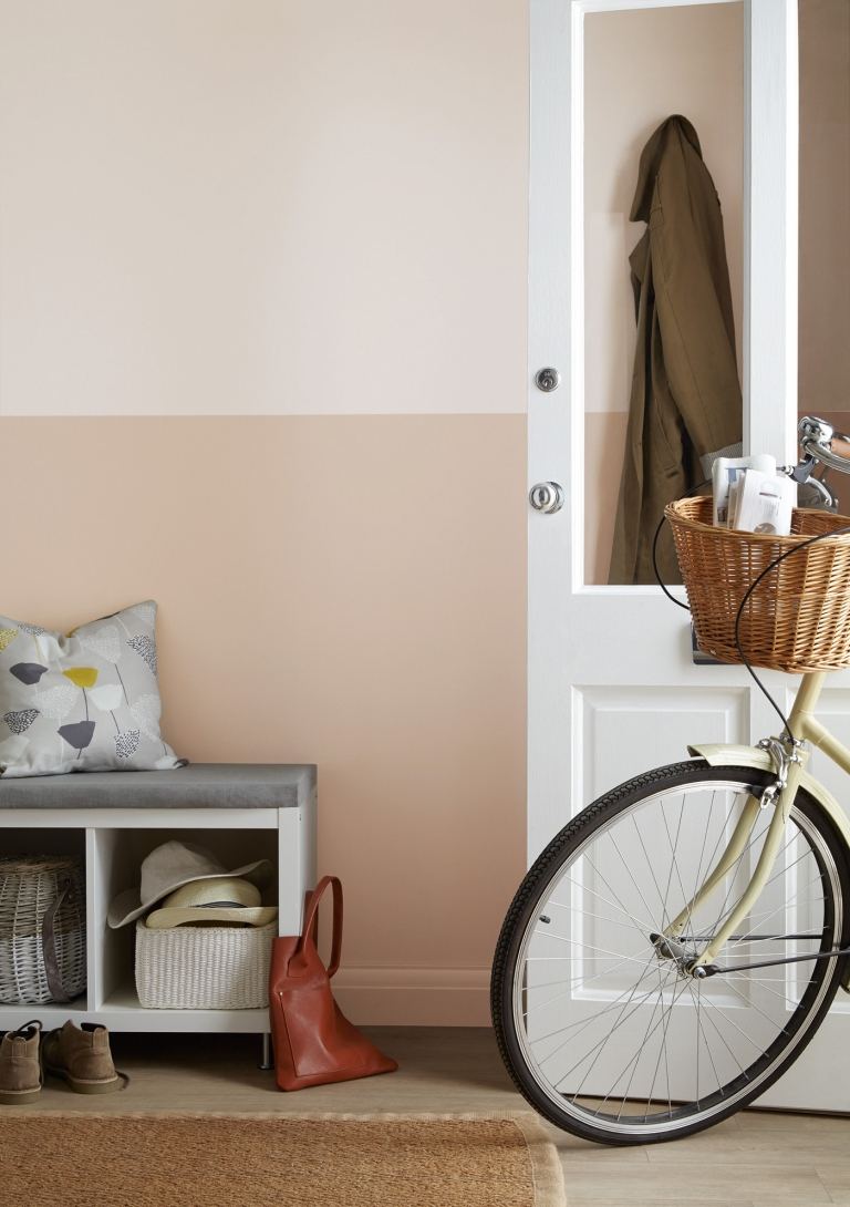 Halvvägs upp i korridoren målar pastellfärger från samma färgfamilj ton på ton persika och rosa och vitt och naken