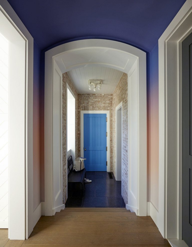 Korridormålning väljer ombre färg för tak och väggar
