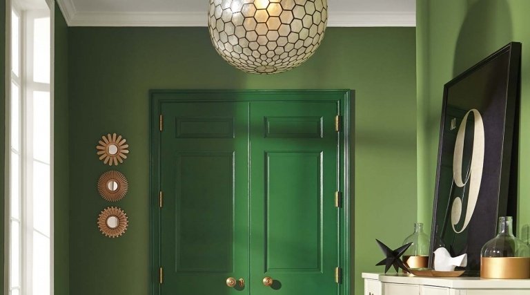 Måla korridorväggar i grönt och sätt gyllene dekorationer som accenter