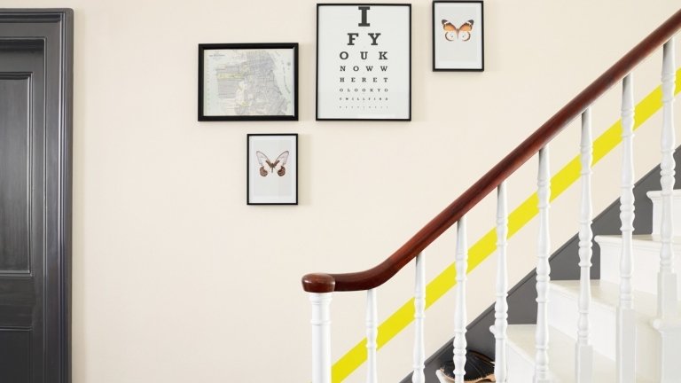 Idéer för mångfärgad väggdesign i korridoren målar gula ränder trappor