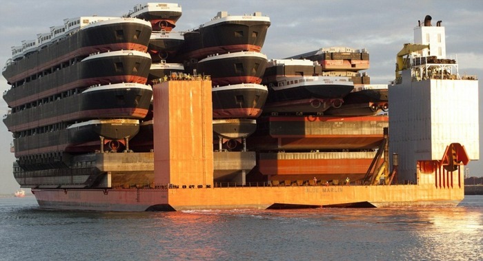 flera-båtar-på-ett-överdimensionerat-fartyg