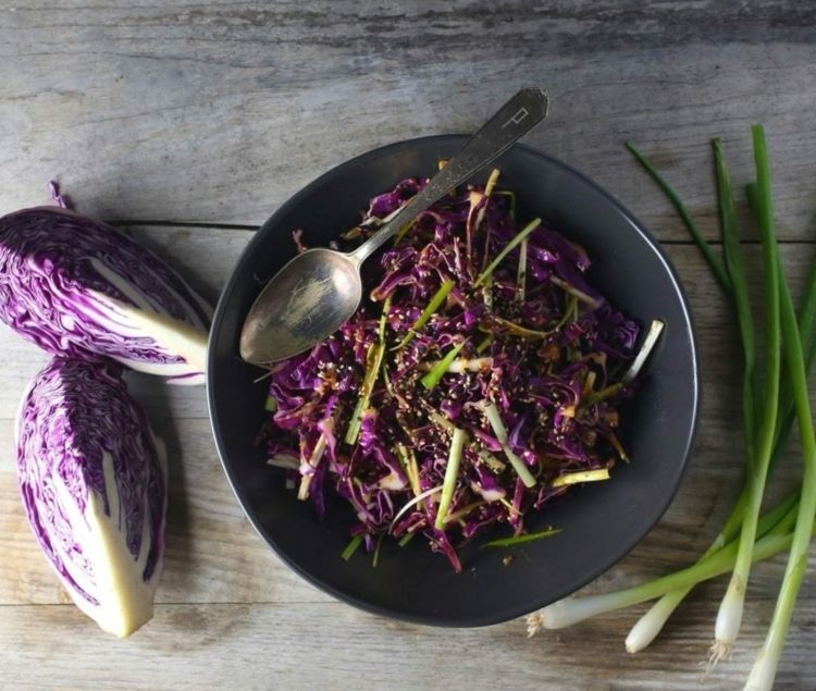 Färsk sallad med rödkål, vårlök och dressing med ingefära