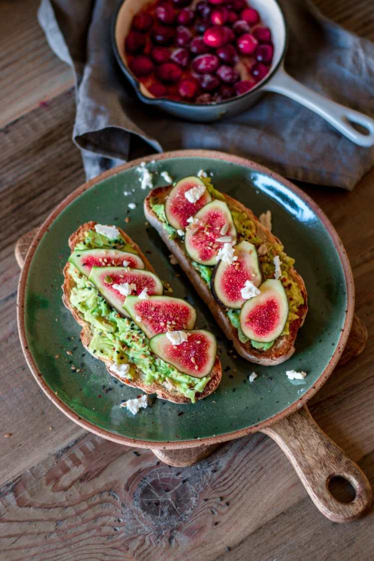 Smörgås med avokado pålägg och fikon på hembakat bröd