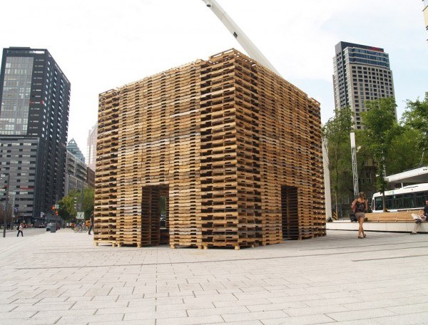 paviljong byggd av återvunnen europallarkitektur