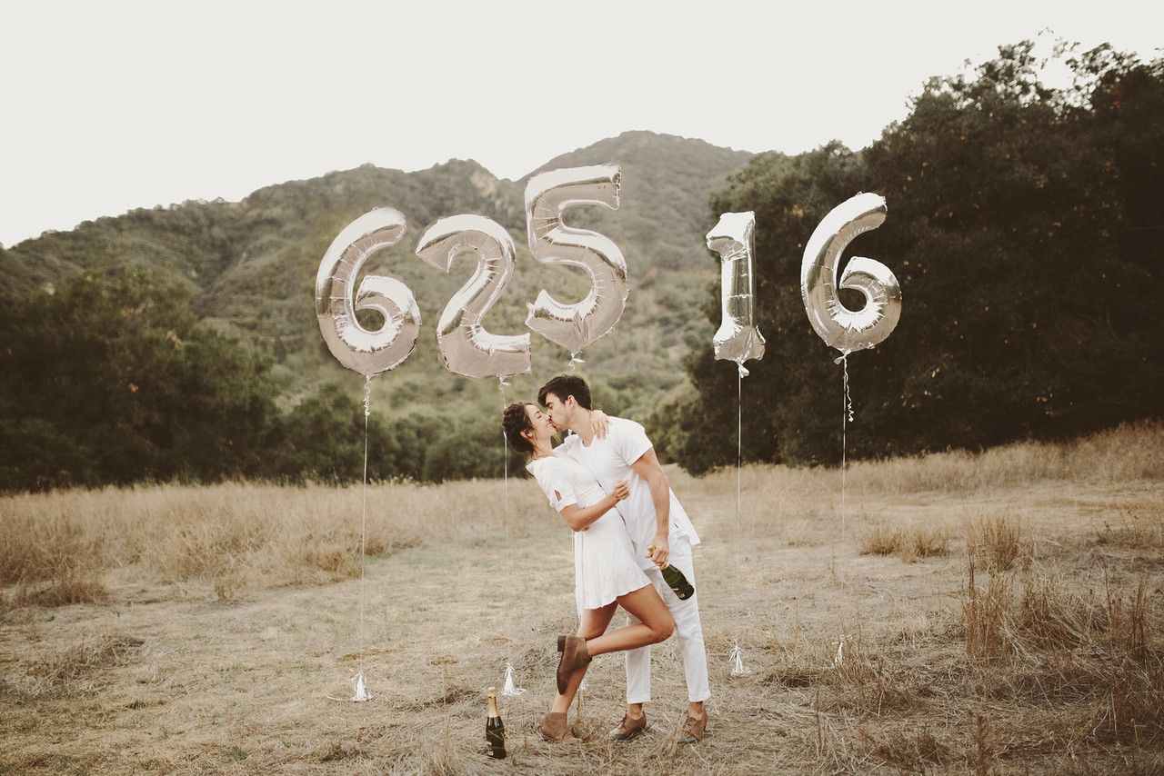 Ballonger i form av nummer kommer att meddela bröllopsdatumet på ett originellt sätt