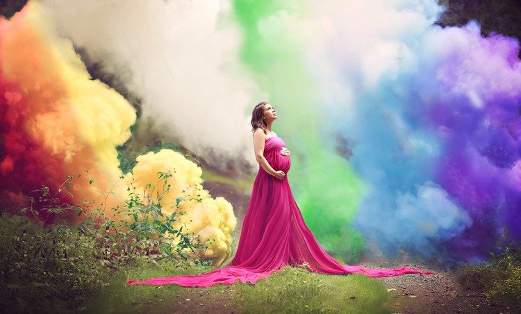 Fotografering med färgbomber rainbow idéer kvinna