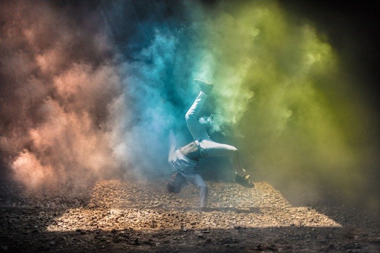 Fotografering med färgbomber dansare bryter idéer