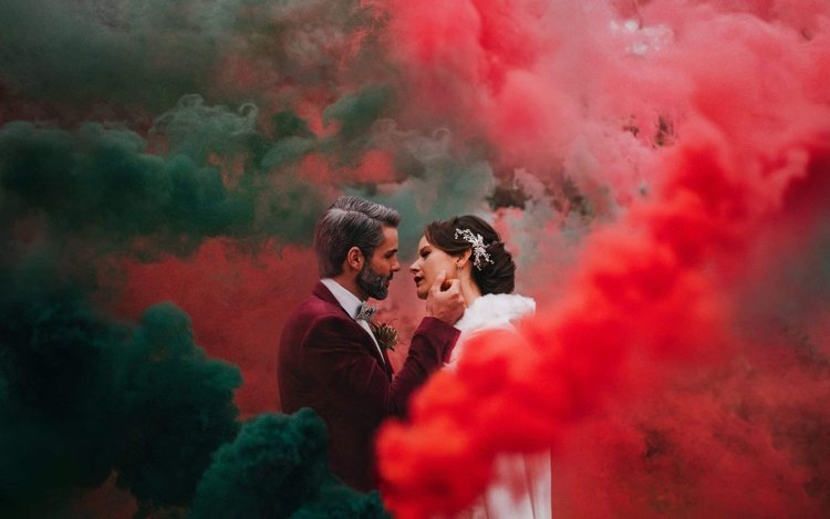 Fotografering med färgbomber gotiskt bröllop