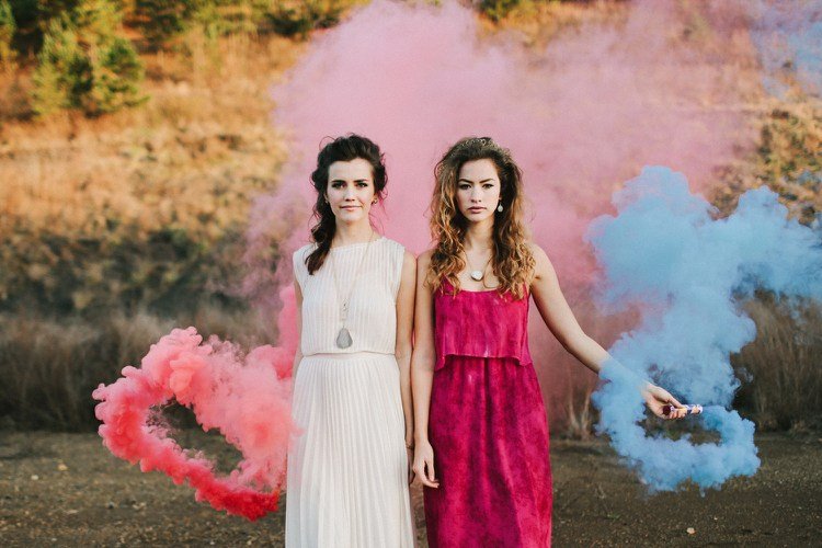 Fotografering med färgbomber rosa blå flickvänner syster