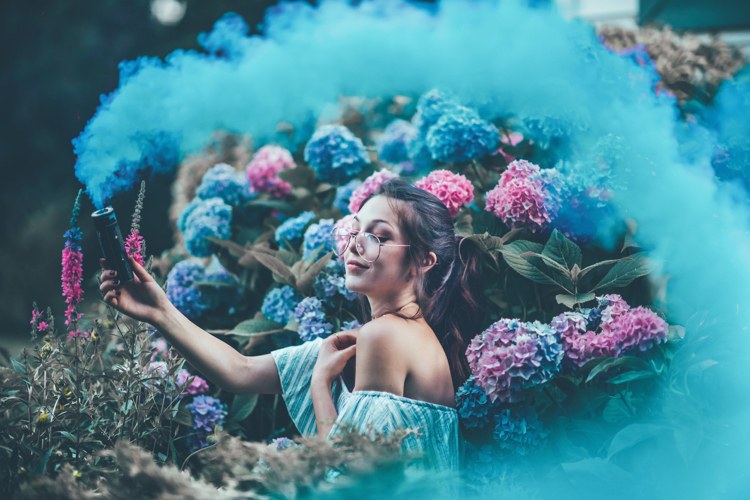 Fotografering med färgbomber blå färg spray cirkel tjej