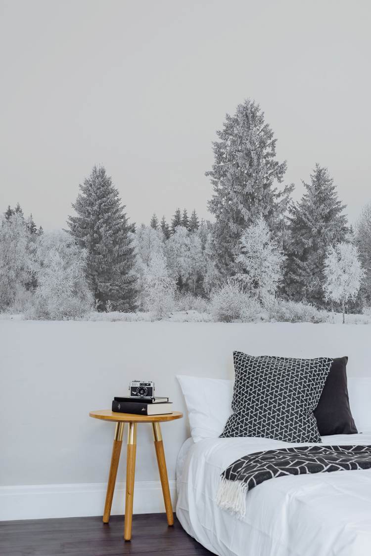 fototapet-skog-sovrum-svart-vit-snötäckta barrträd