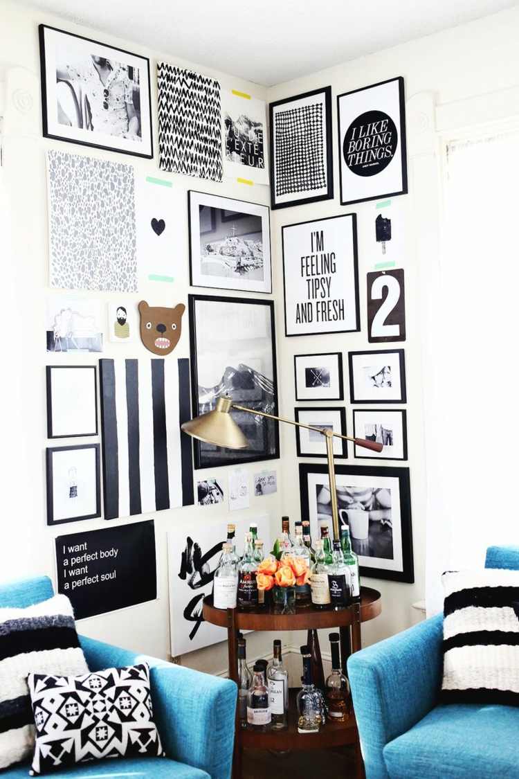 fotovägg design hörn svart ram sidobord fåtölj blå